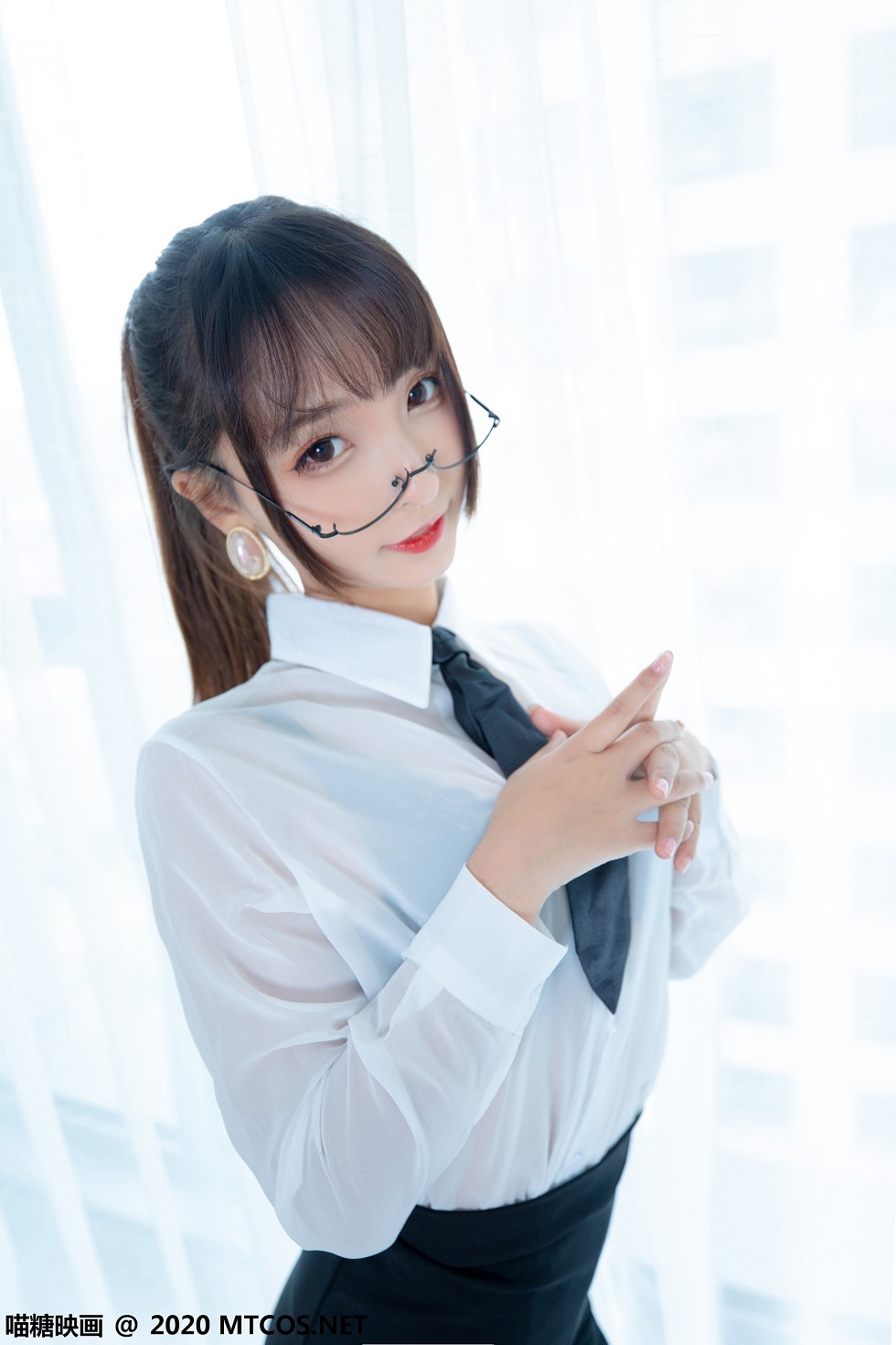 [喵糖映画]Vol.202_OL制服美女私房白衬衣配黑短裙黑丝裤袜秀翘臀美腿诱惑写真70P