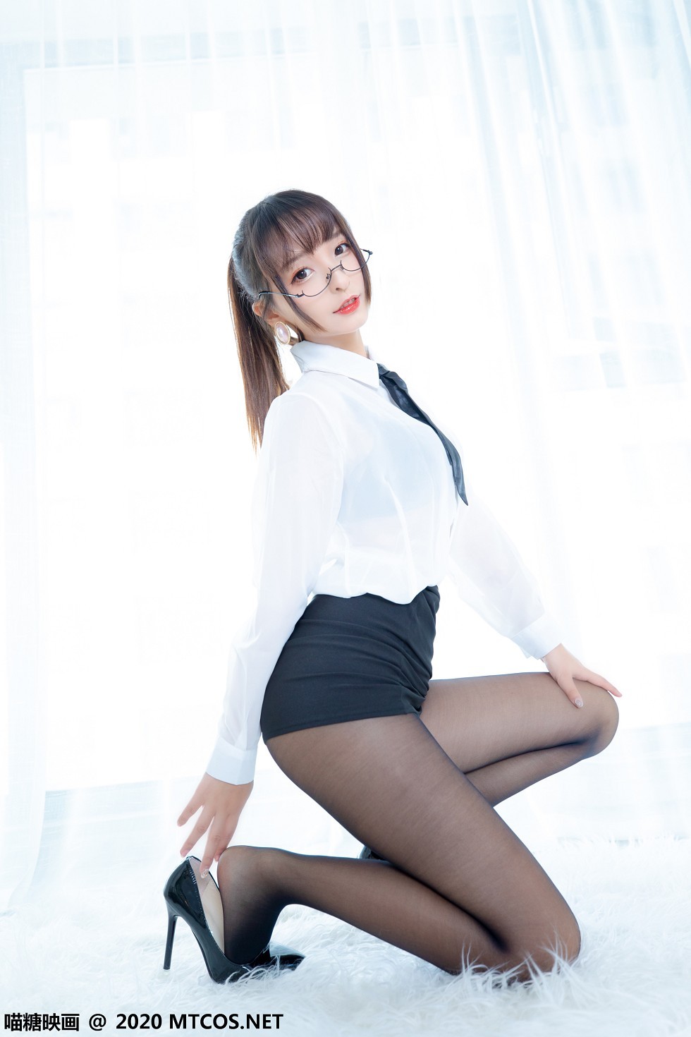 [喵糖映画]Vol.202_OL制服美女私房白衬衣配黑短裙黑丝裤袜秀翘臀美腿诱惑写真70P