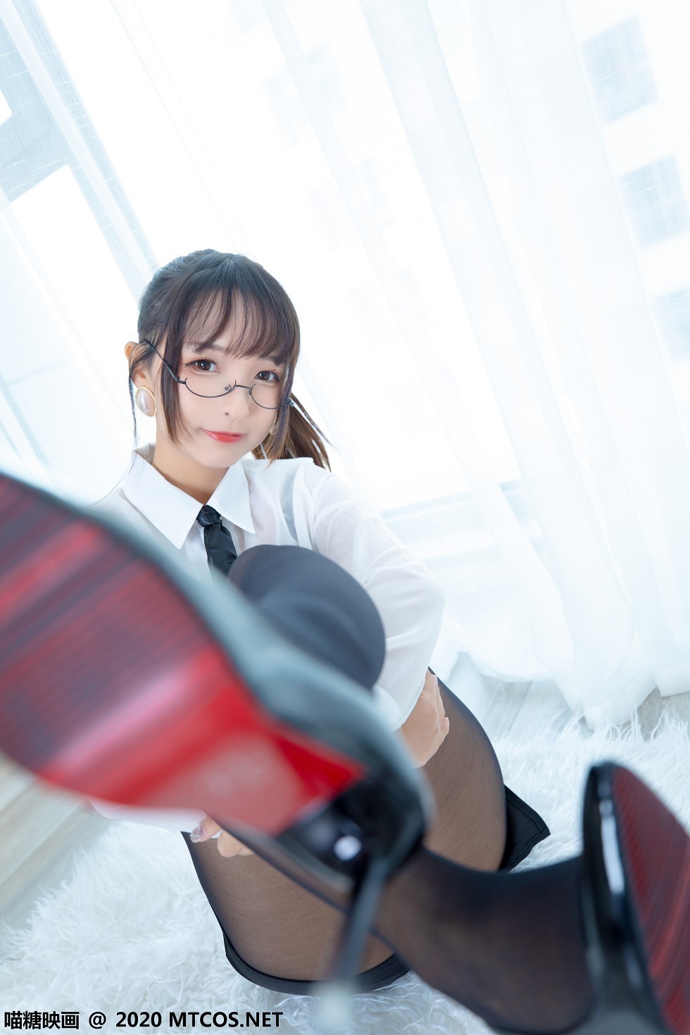 [喵糖映画]Vol.202_OL制服美女私房白衬衣配黑短裙黑丝裤袜秀翘臀美腿诱惑写真70P