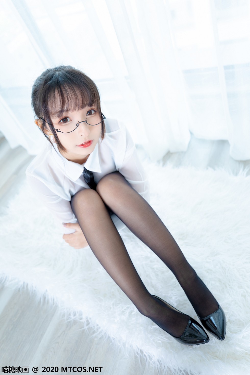 [喵糖映画]Vol.202_OL制服美女私房白衬衣配黑短裙黑丝裤袜秀翘臀美腿诱惑写真70P