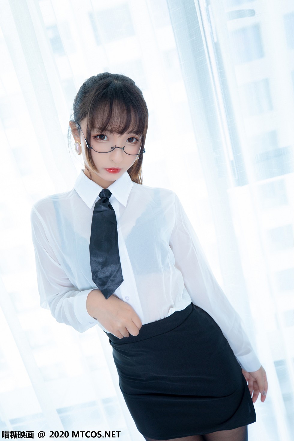 [喵糖映画]Vol.202_OL制服美女私房白衬衣配黑短裙黑丝裤袜秀翘臀美腿诱惑写真70P