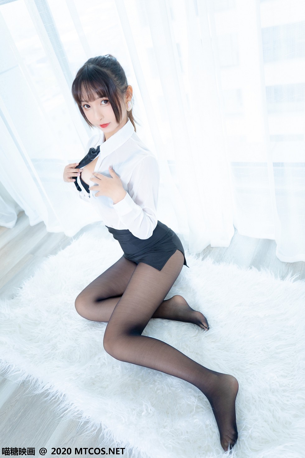 [喵糖映画]Vol.202_OL制服美女私房白衬衣配黑短裙黑丝裤袜秀翘臀美腿诱惑写真70P