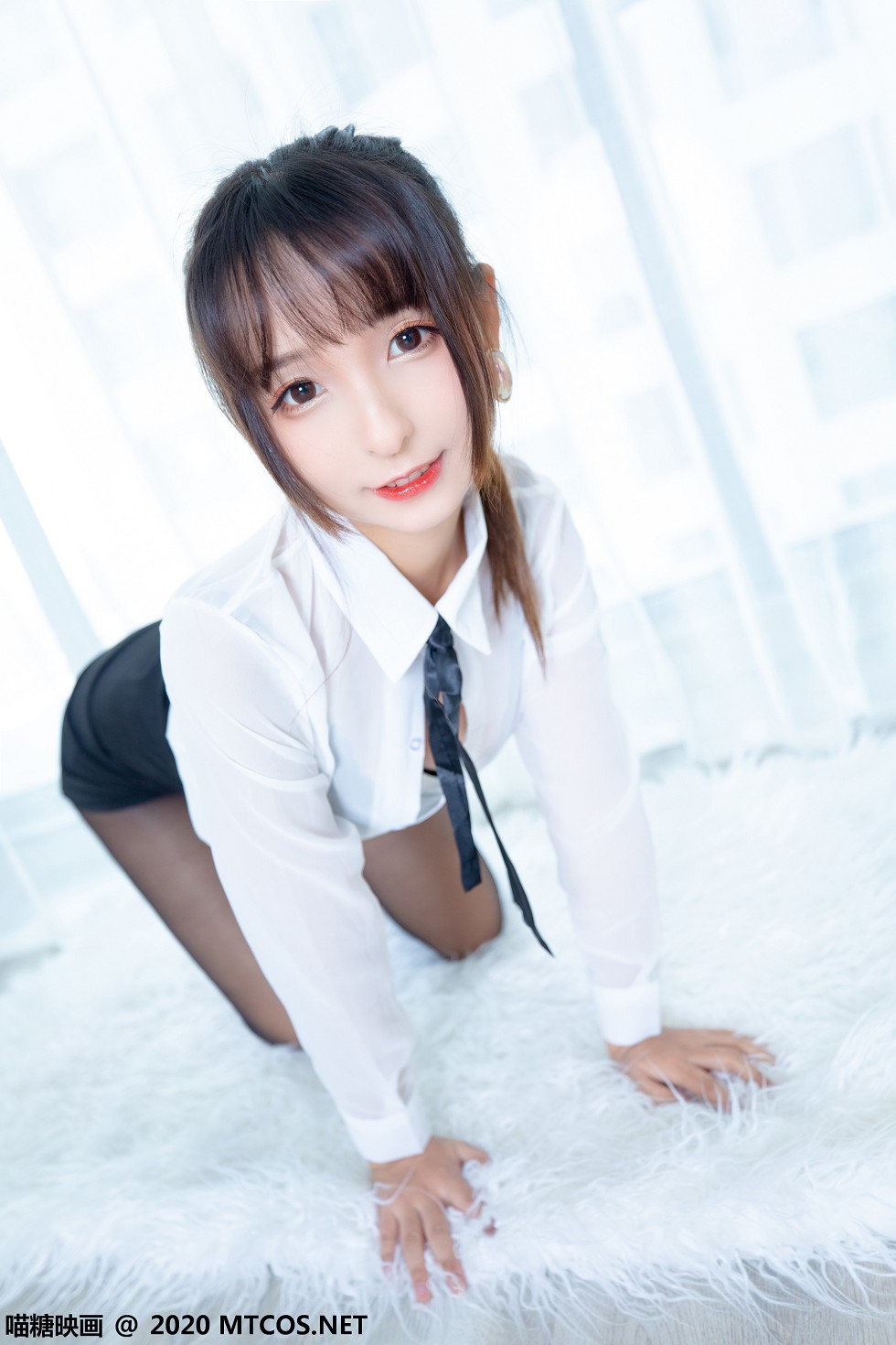 [喵糖映画]Vol.202_OL制服美女私房白衬衣配黑短裙黑丝裤袜秀翘臀美腿诱惑写真70P