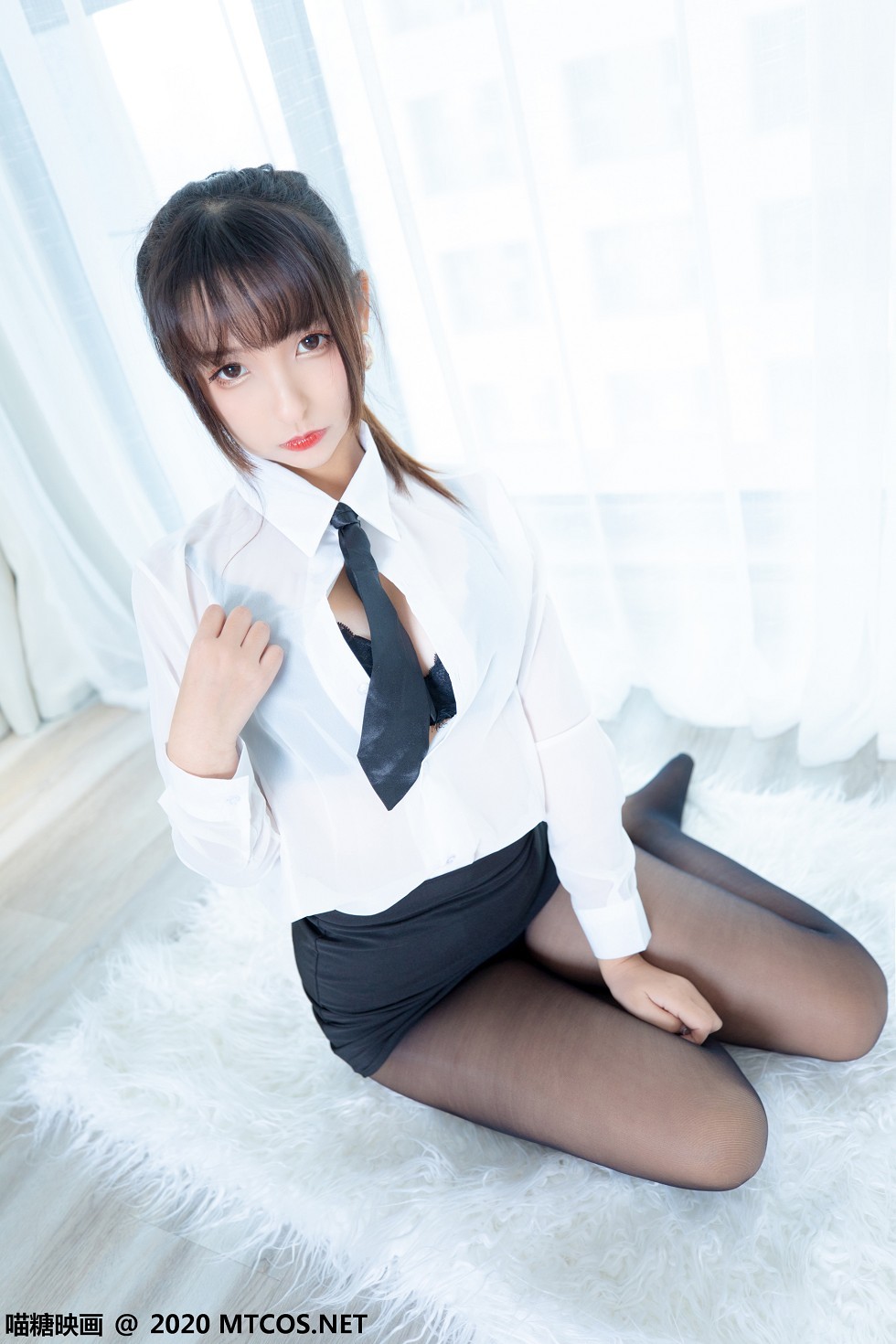 [喵糖映画]Vol.202_OL制服美女私房白衬衣配黑短裙黑丝裤袜秀翘臀美腿诱惑写真70P