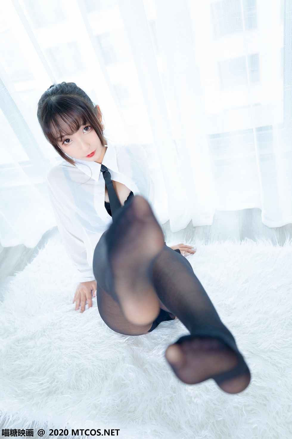 [喵糖映画]Vol.202_OL制服美女私房白衬衣配黑短裙黑丝裤袜秀翘臀美腿诱惑写真70P