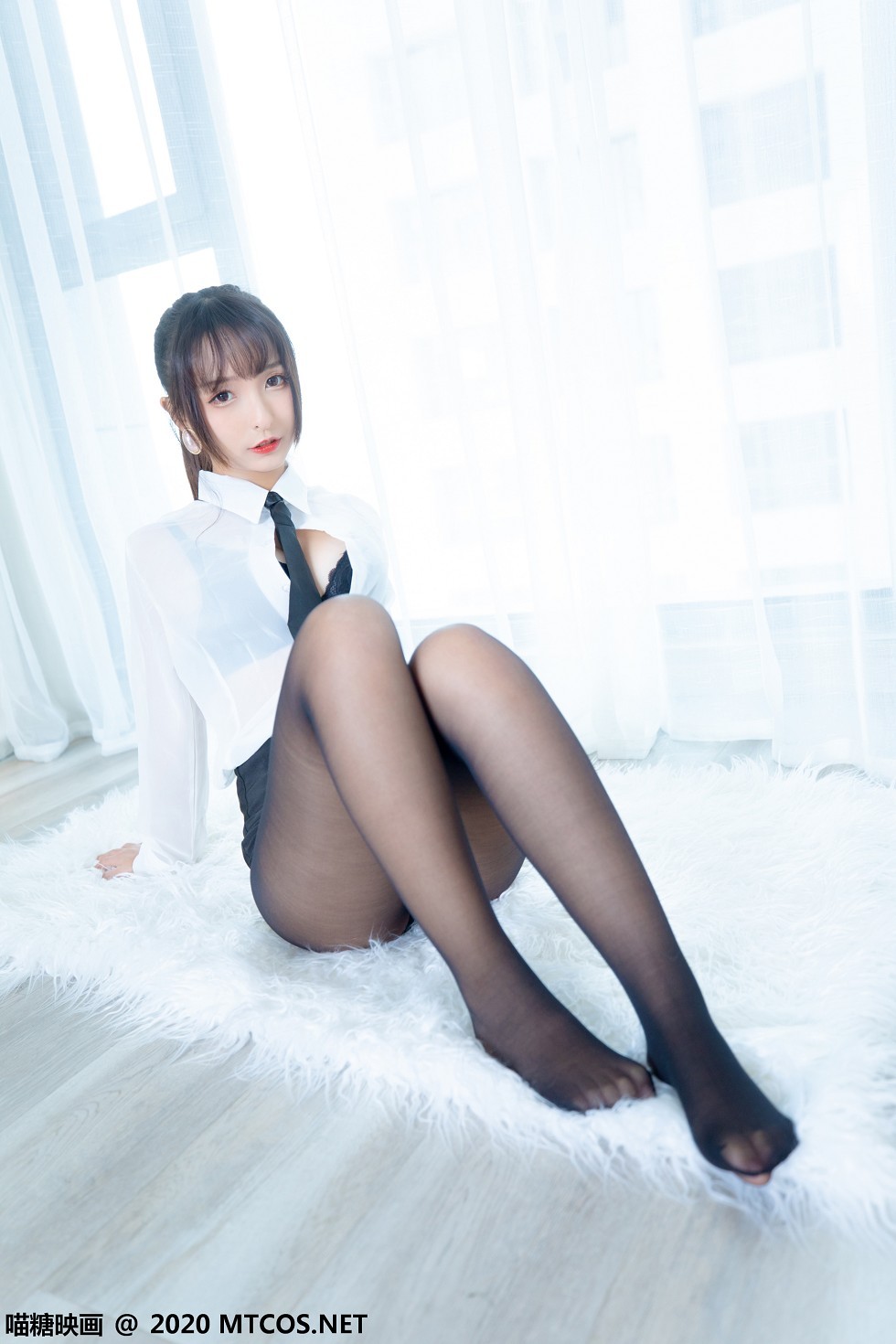 [喵糖映画]Vol.202_OL制服美女私房白衬衣配黑短裙黑丝裤袜秀翘臀美腿诱惑写真70P