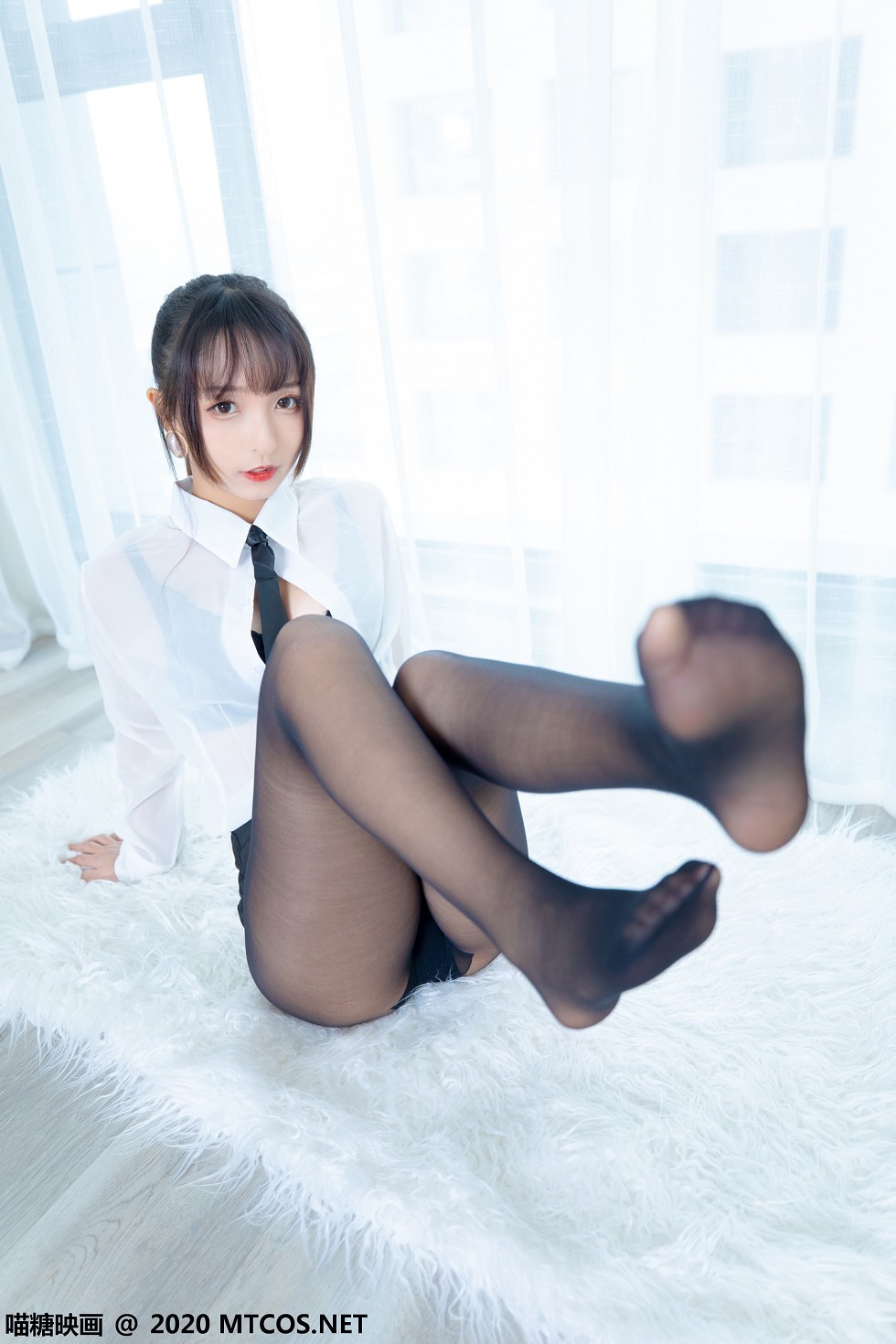 [喵糖映画]Vol.202_OL制服美女私房白衬衣配黑短裙黑丝裤袜秀翘臀美腿诱惑写真70P