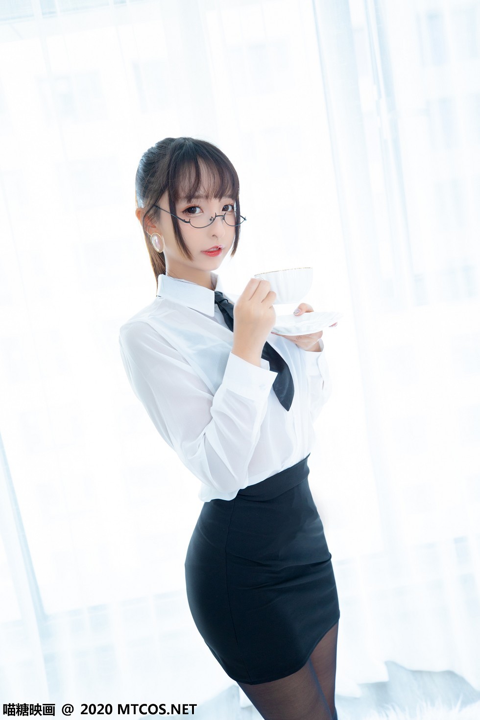 [喵糖映画]Vol.202_OL制服美女私房白衬衣配黑短裙黑丝裤袜秀翘臀美腿诱惑写真70P