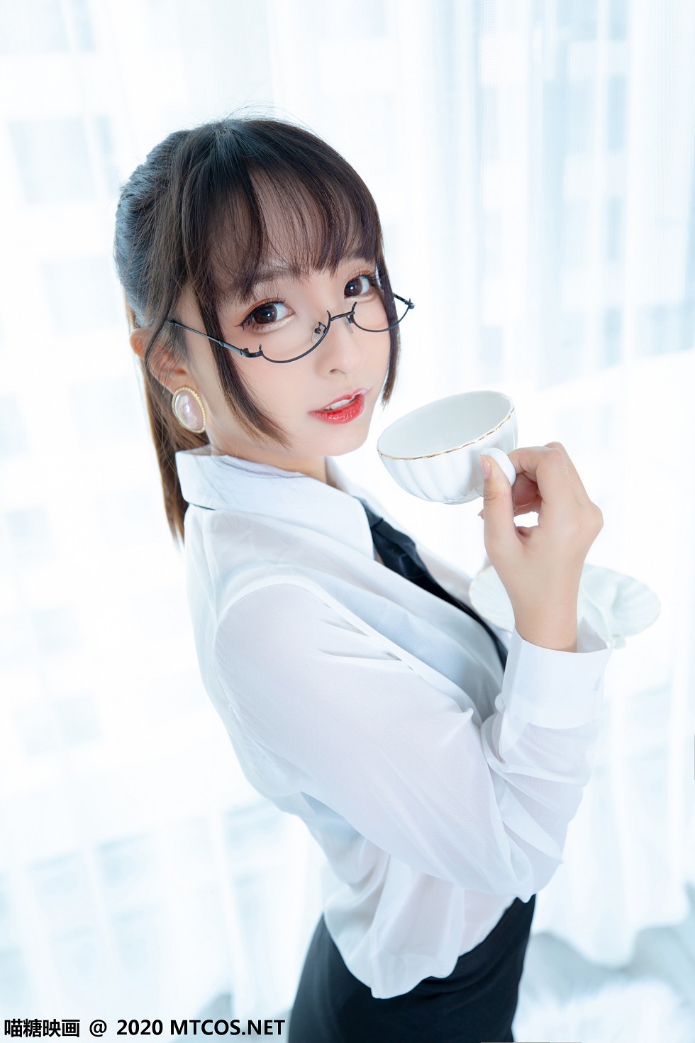 [喵糖映画]Vol.202_OL制服美女私房白衬衣配黑短裙黑丝裤袜秀翘臀美腿诱惑写真70P