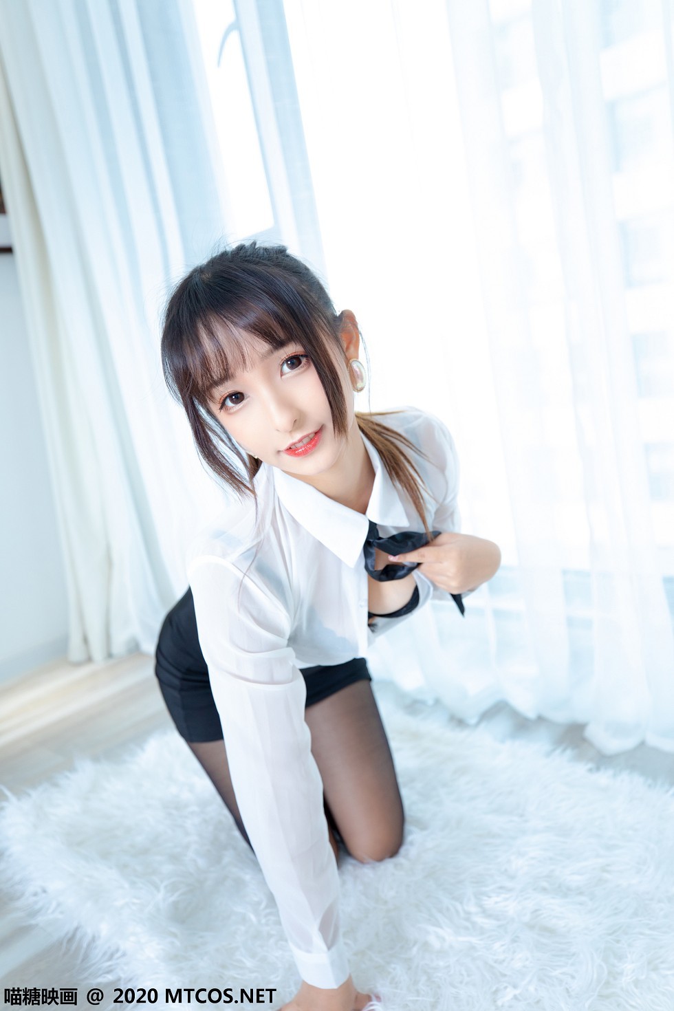 [喵糖映画]Vol.202_OL制服美女私房白衬衣配黑短裙黑丝裤袜秀翘臀美腿诱惑写真70P