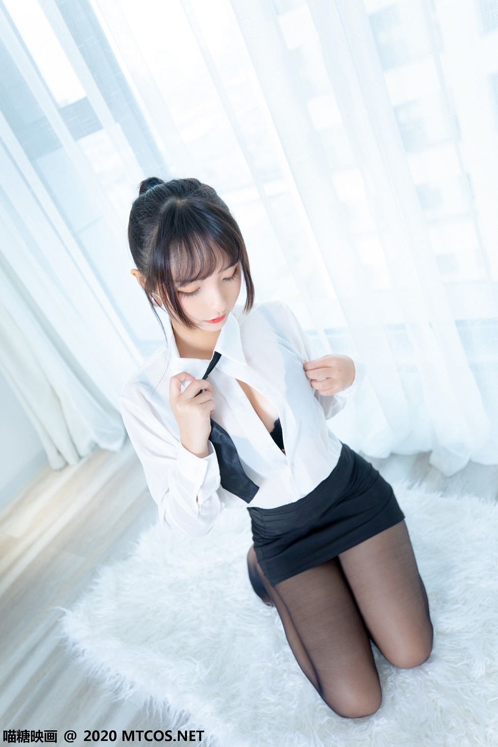 [喵糖映画]Vol.202_OL制服美女私房白衬衣配黑短裙黑丝裤袜秀翘臀美腿诱惑写真70P