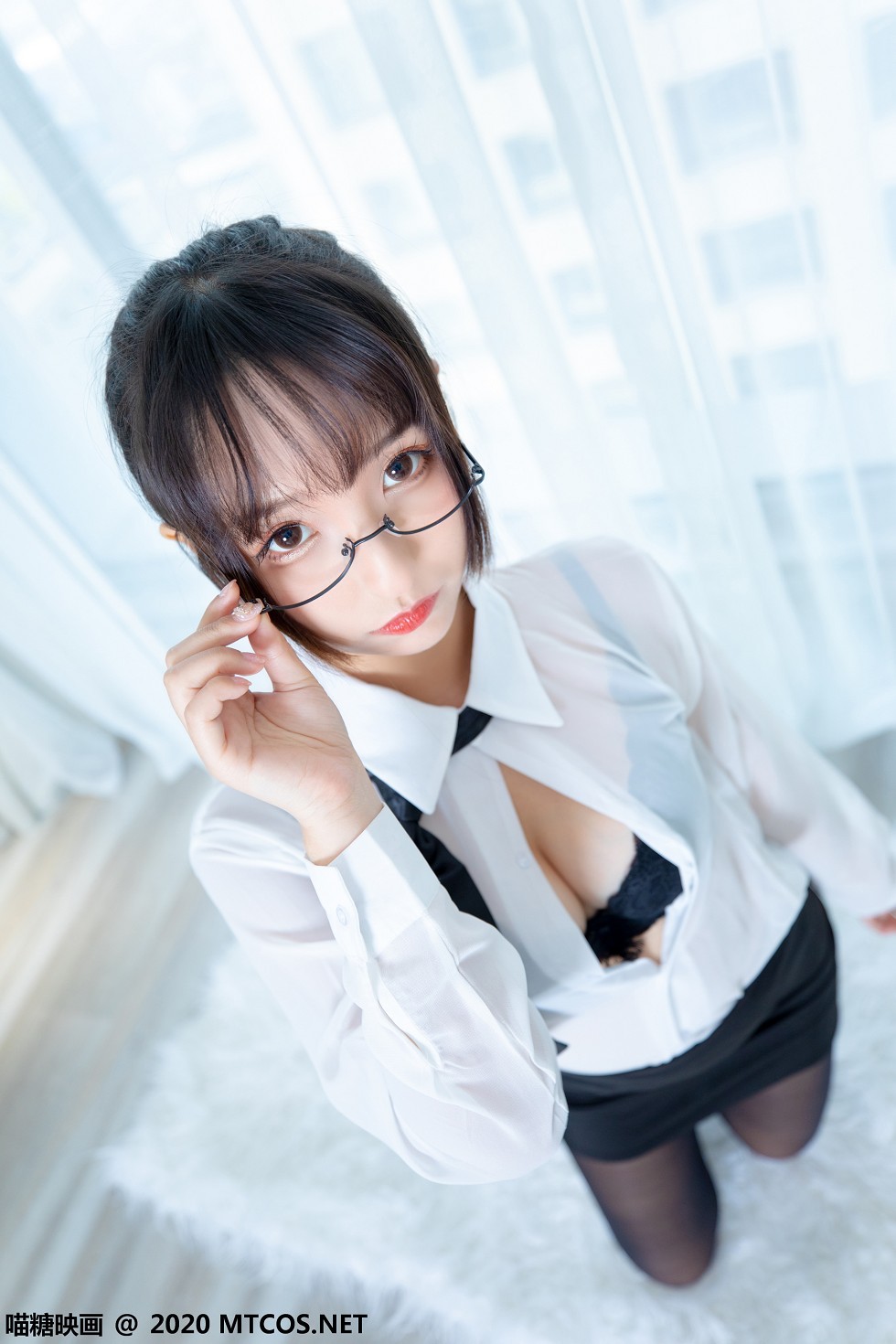 [喵糖映画]Vol.202_OL制服美女私房白衬衣配黑短裙黑丝裤袜秀翘臀美腿诱惑写真70P