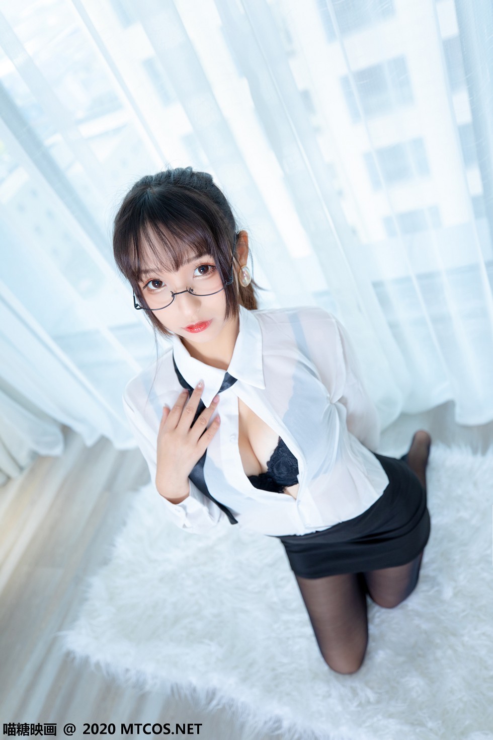 [喵糖映画]Vol.202_OL制服美女私房白衬衣配黑短裙黑丝裤袜秀翘臀美腿诱惑写真70P