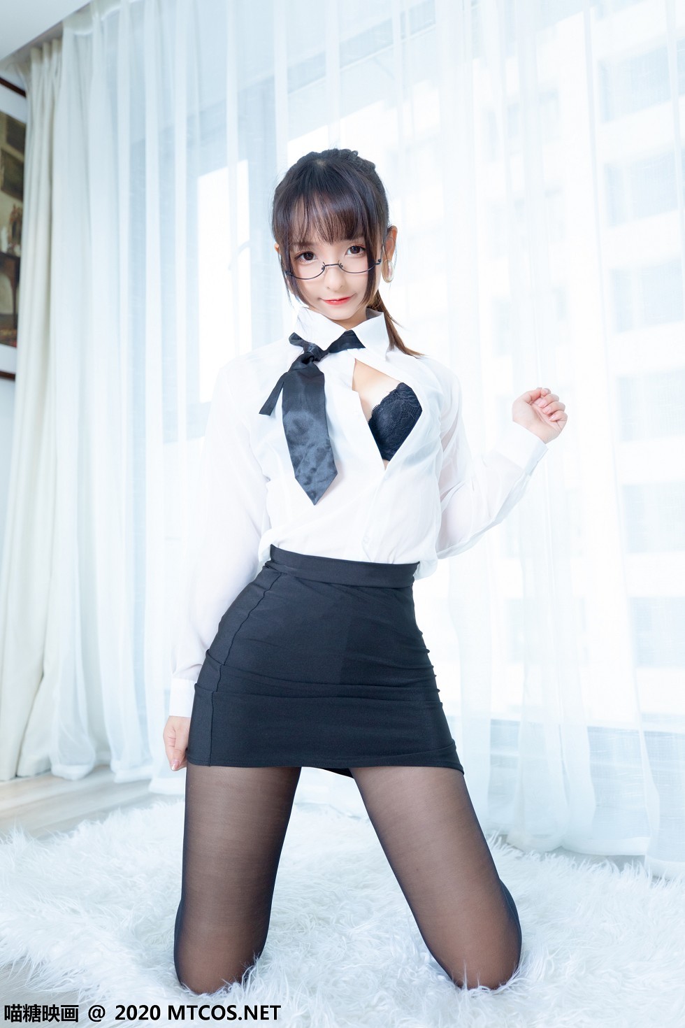 [喵糖映画]Vol.202_OL制服美女私房白衬衣配黑短裙黑丝裤袜秀翘臀美腿诱惑写真70P
