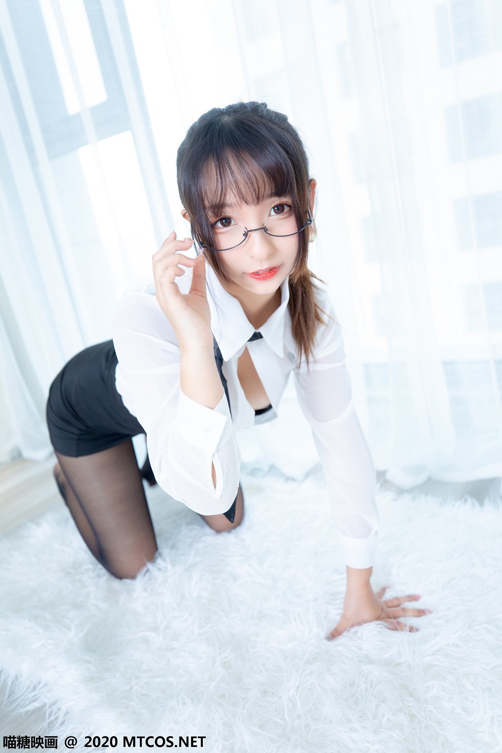 [喵糖映画]Vol.202_OL制服美女私房白衬衣配黑短裙黑丝裤袜秀翘臀美腿诱惑写真70P