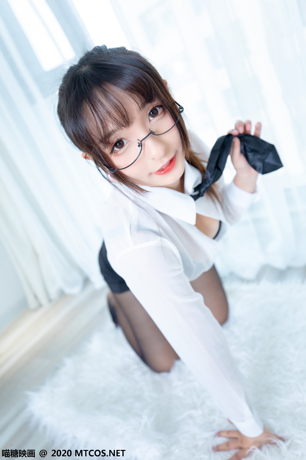 [喵糖映画]Vol.202_OL制服美女私房白衬衣配黑短裙黑丝裤袜秀翘臀美腿诱惑写真70P