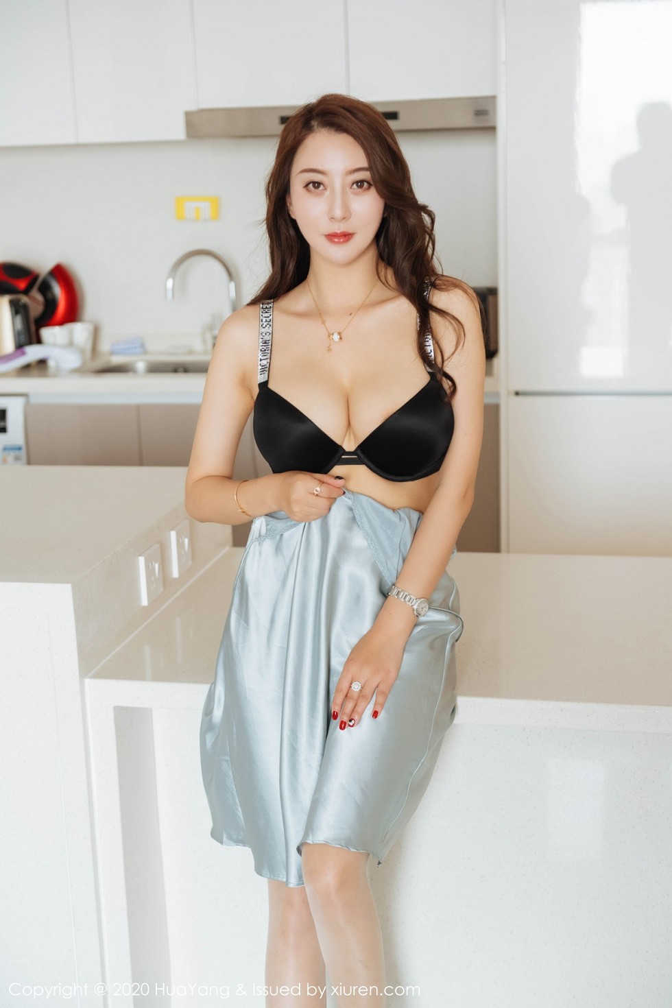 [HuaYang花漾]Vol.275_嫩模李夫人私房脱典雅吊裙露性感黑色内衣肉丝裤袜诱惑写真51P