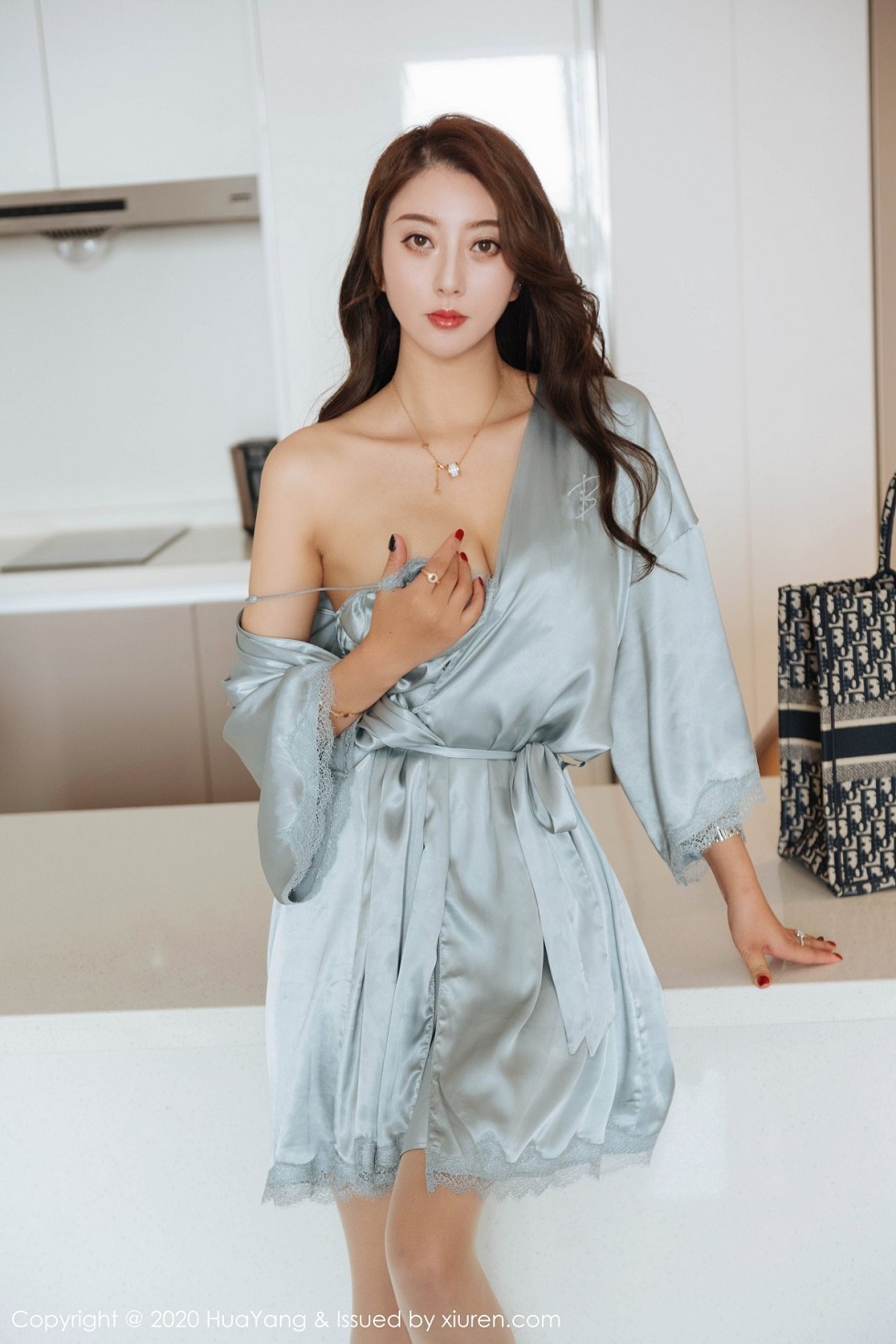 [HuaYang花漾]Vol.275_嫩模李夫人私房脱典雅吊裙露性感黑色内衣肉丝裤袜诱惑写真51P