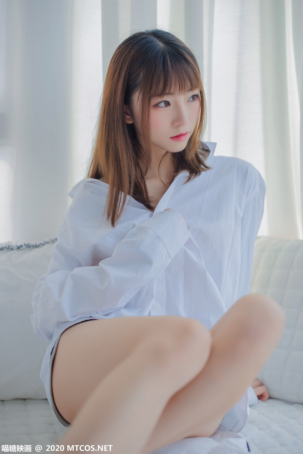 [喵糖映画]Vol.209_秀发小美女居家私房性感白衬衣配运动短裤秀美腿迷人写真48P