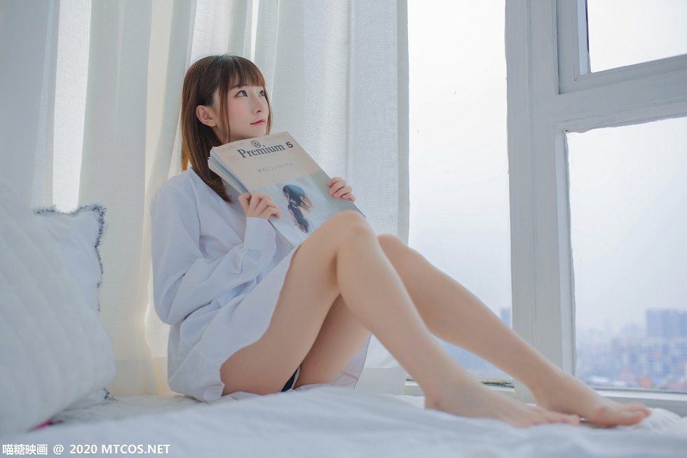 [喵糖映画]Vol.209_秀发小美女居家私房性感白衬衣配运动短裤秀美腿迷人写真48P