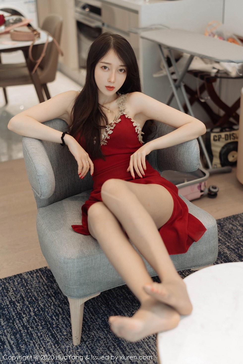 [HuaYang花漾]Vol.276_嫩模玥儿玥er私房性感红色吊裙配超薄肉丝裤袜完美诱惑写真72P