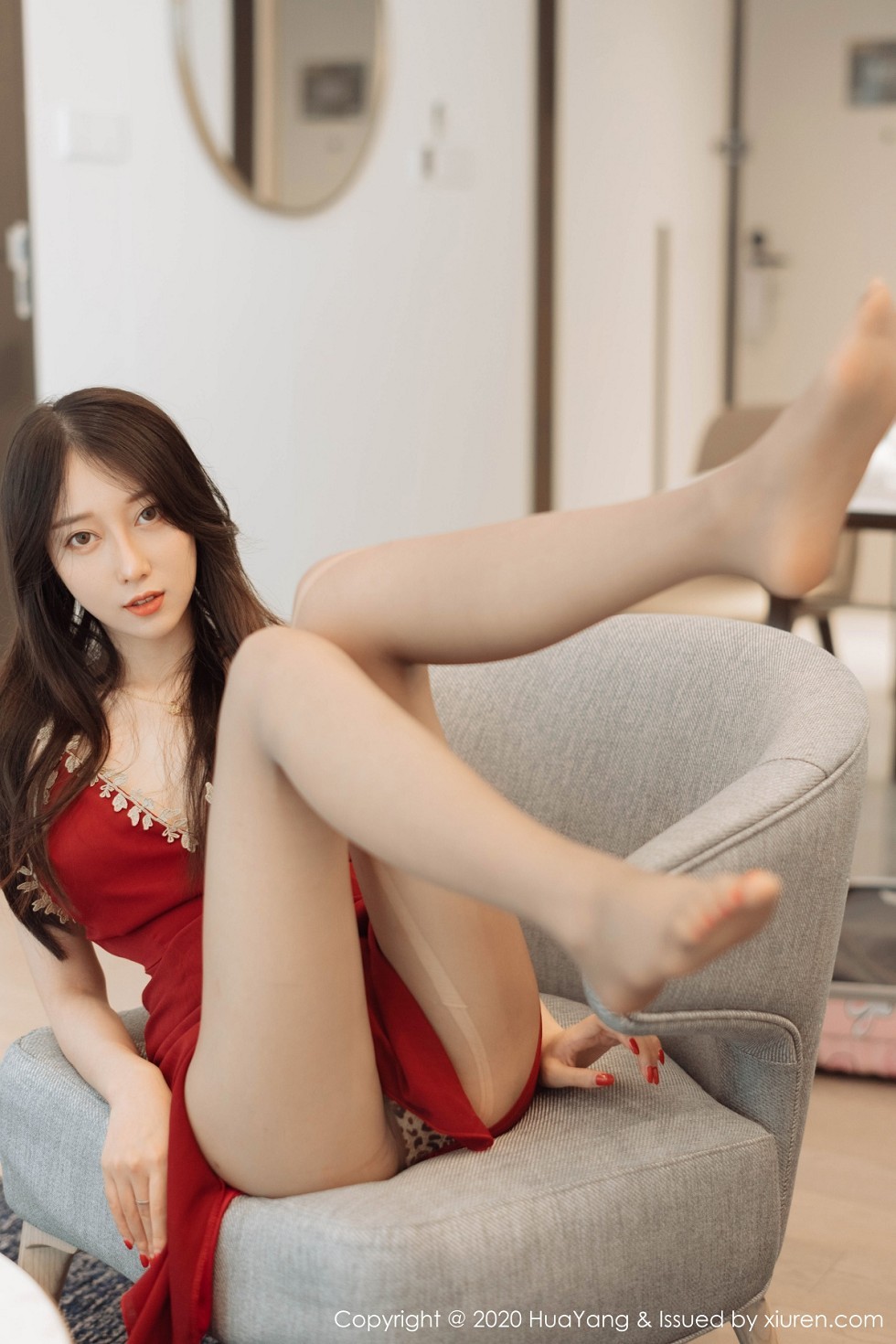 [HuaYang花漾]Vol.276_嫩模玥儿玥er私房性感红色吊裙配超薄肉丝裤袜完美诱惑写真72P
