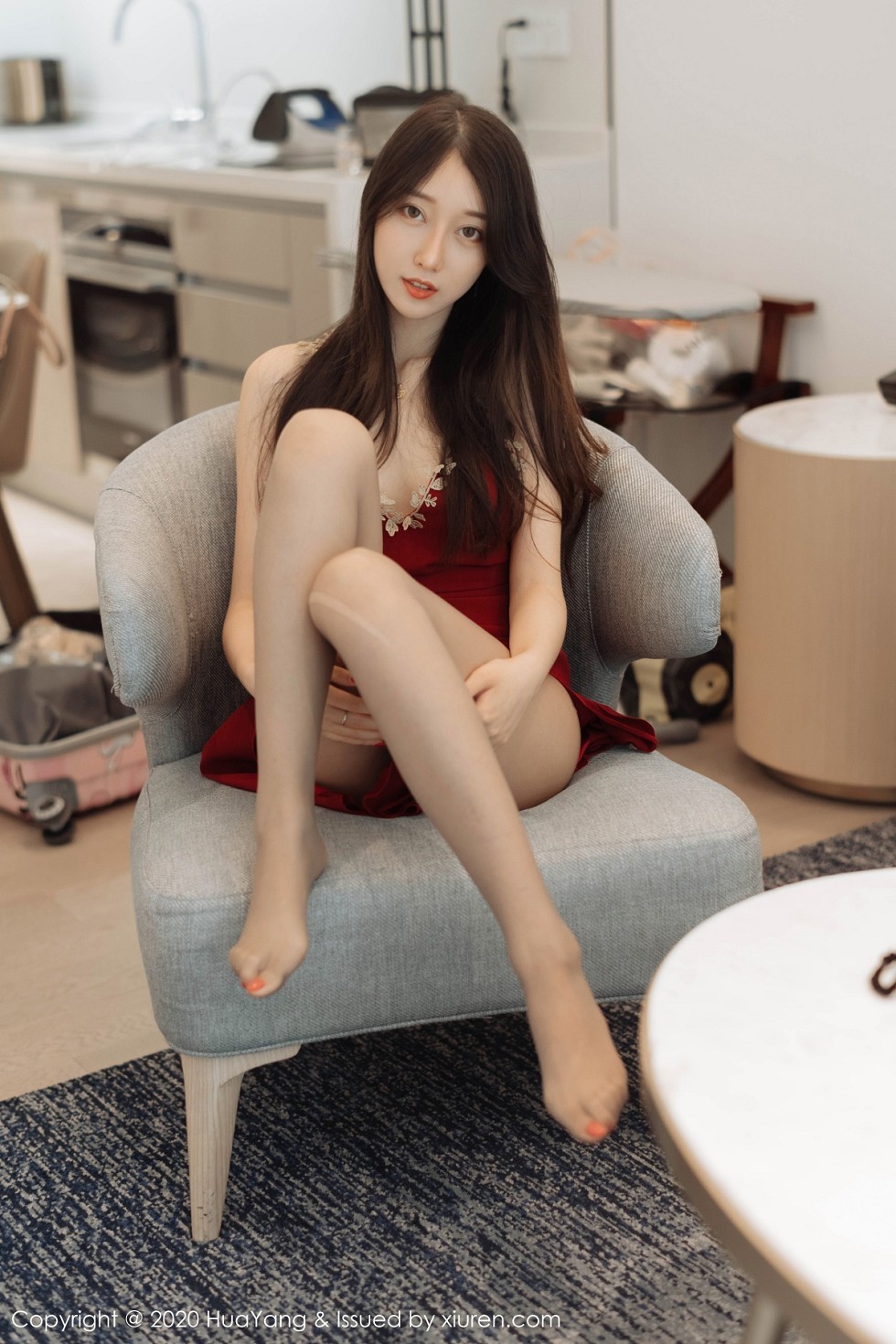 [HuaYang花漾]Vol.276_嫩模玥儿玥er私房性感红色吊裙配超薄肉丝裤袜完美诱惑写真72P