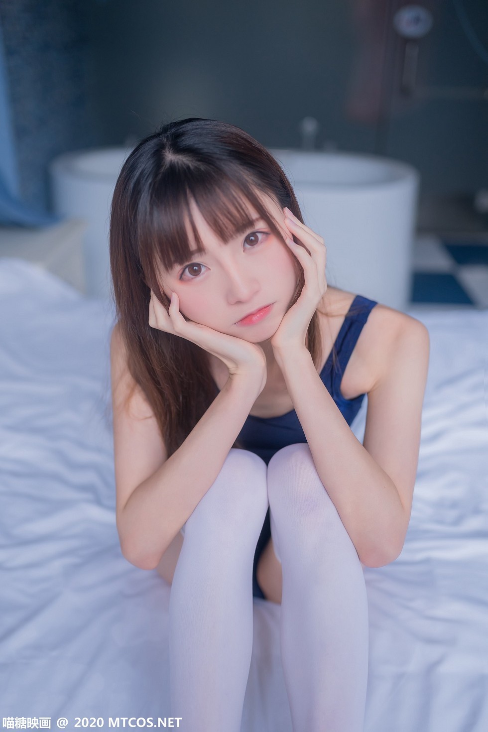 [喵糖映画]Vol.214_太郎死库水美少女浴缸里秀完美身材性感白丝袜湿身诱惑写真50P