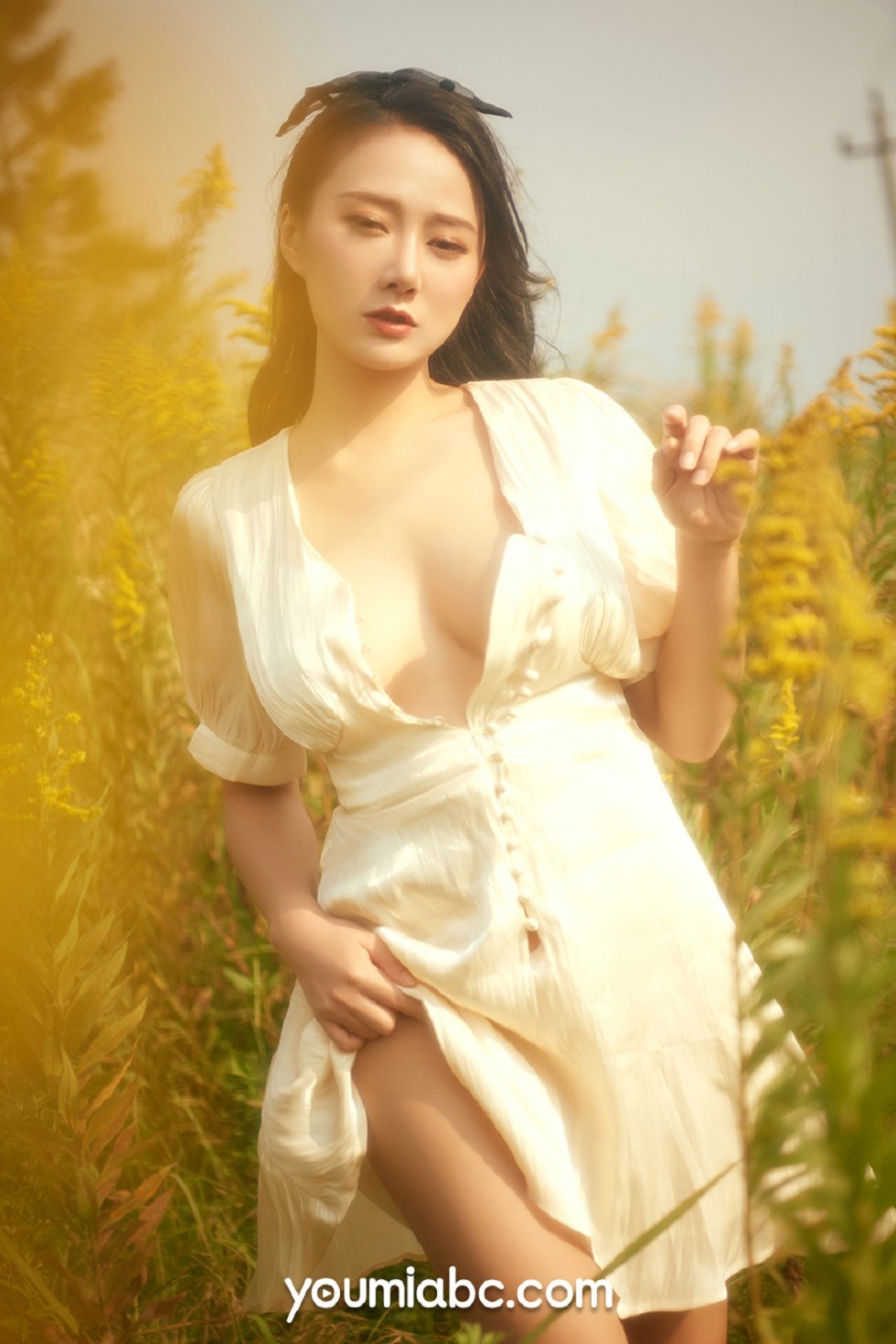 [YouMi尤蜜]Vol.303_嫩模何嘉颖户外性感白色连身裙半脱真空露豪乳诱惑写真30P
