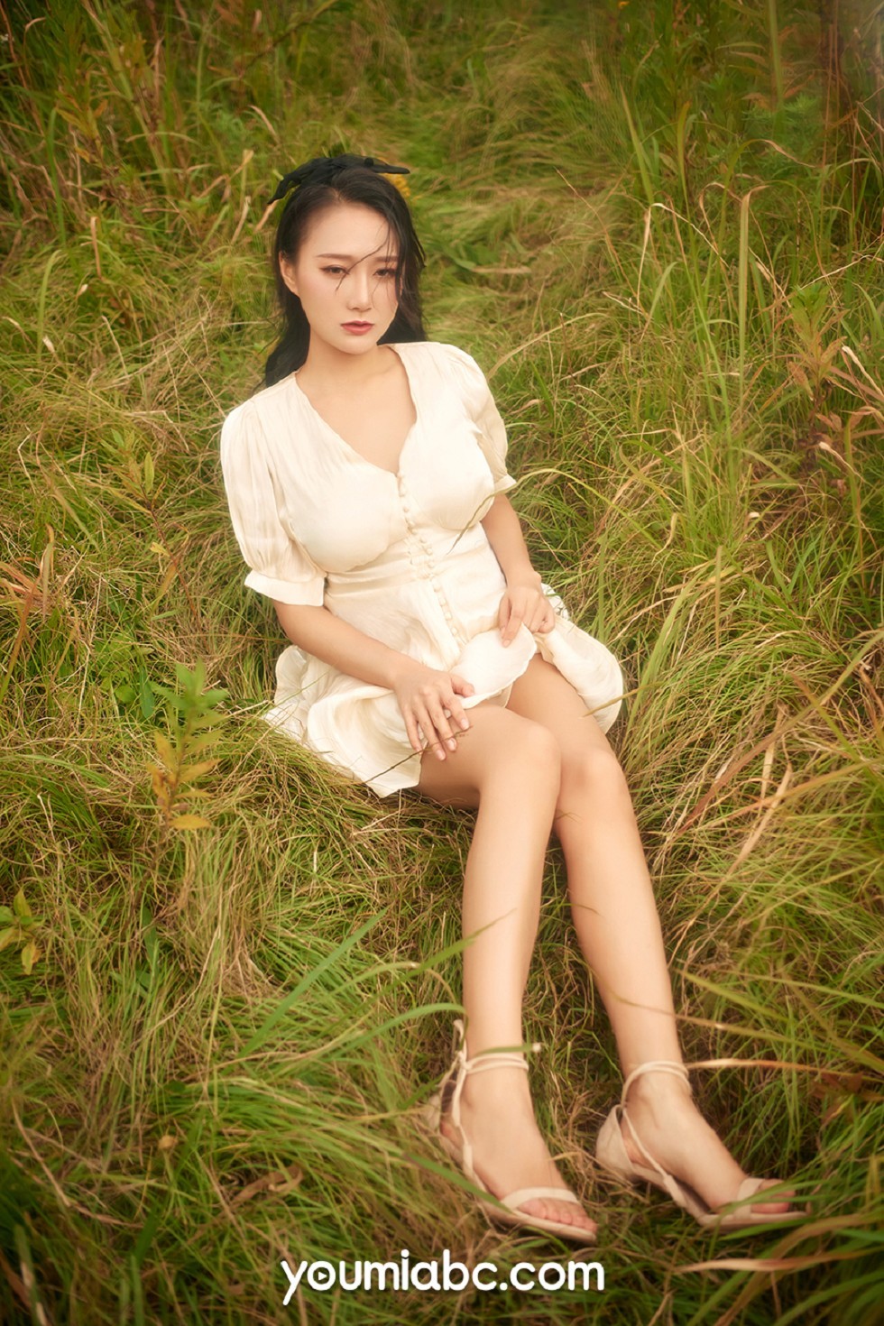 [YouMi尤蜜]Vol.303_嫩模何嘉颖户外性感白色连身裙半脱真空露豪乳诱惑写真30P