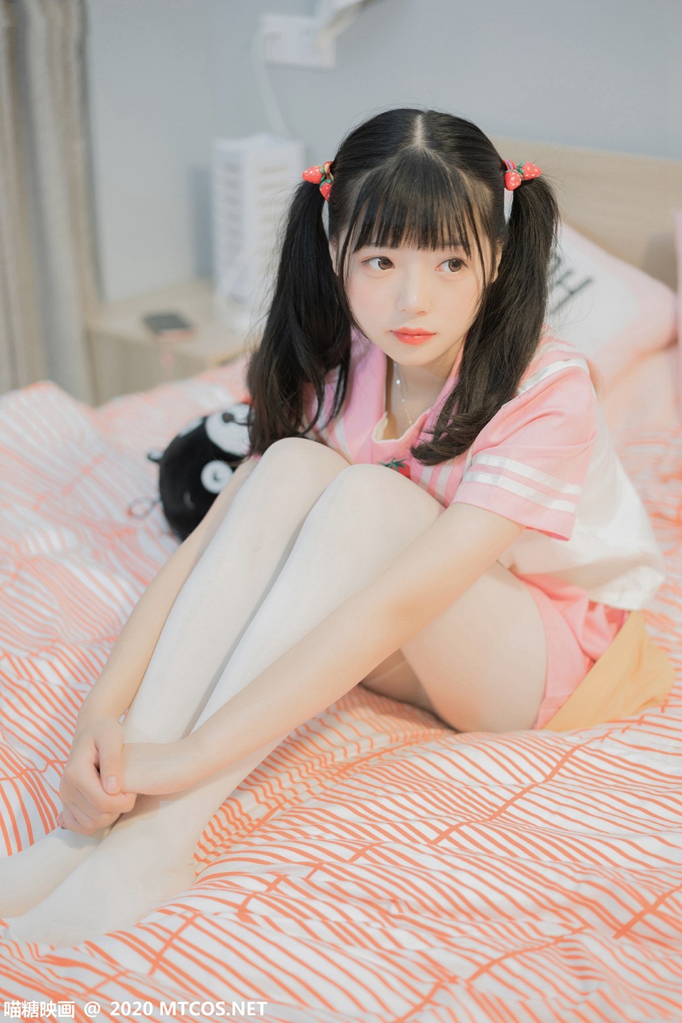 [喵糖映画]Vol.218_草莓JK制服美眉居家私房红色短裙配白丝袜秀美腿性感写真45P