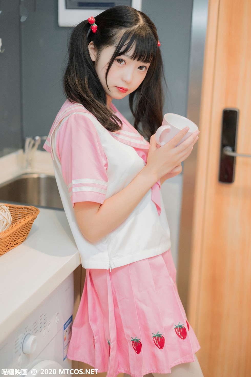 [喵糖映画]Vol.218_草莓JK制服美眉居家私房红色短裙配白丝袜秀美腿性感写真45P