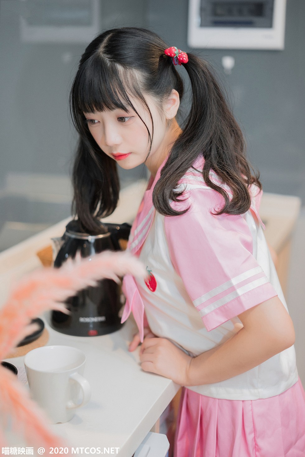 [喵糖映画]Vol.218_草莓JK制服美眉居家私房红色短裙配白丝袜秀美腿性感写真45P