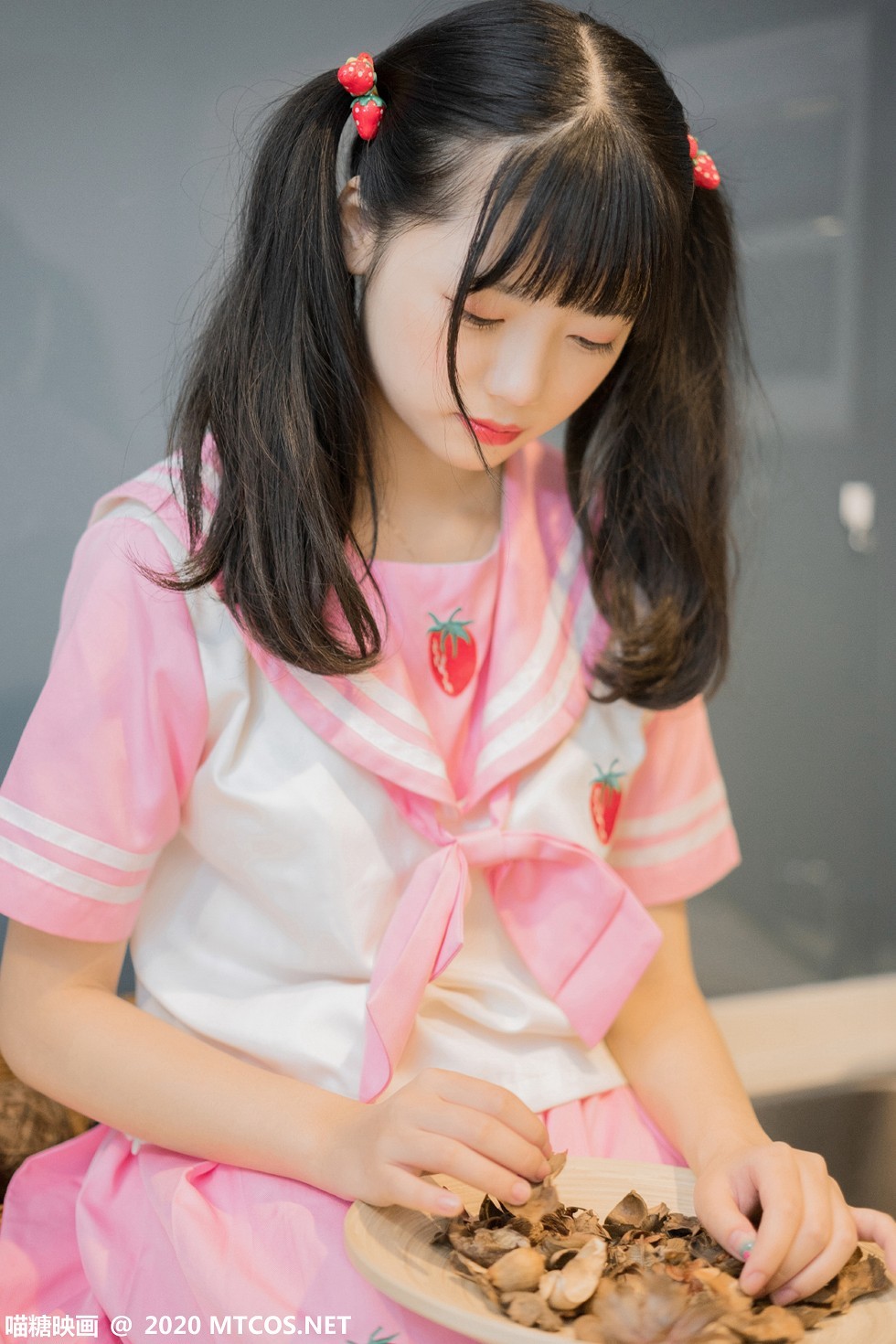 [喵糖映画]Vol.218_草莓JK制服美眉居家私房红色短裙配白丝袜秀美腿性感写真45P