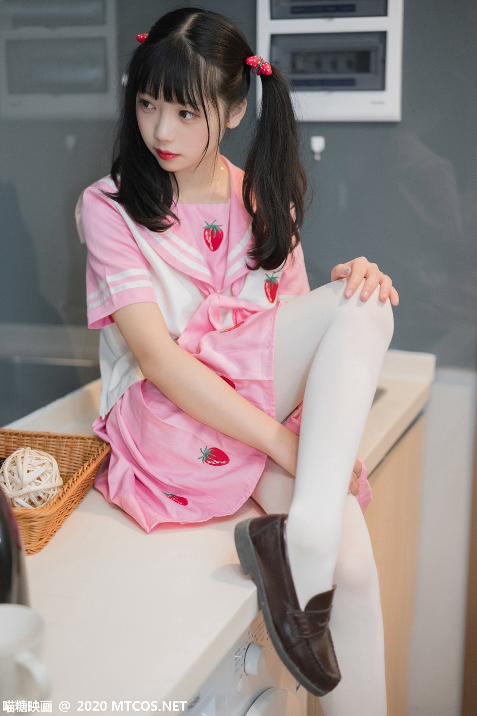 [喵糖映画]Vol.218_草莓JK制服美眉居家私房红色短裙配白丝袜秀美腿性感写真45P