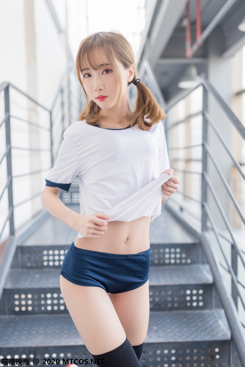 [喵糖映画]Vol.219_体操服妹子户外阳台运动短裤配黑丝袜秀完美身材性感写真50P