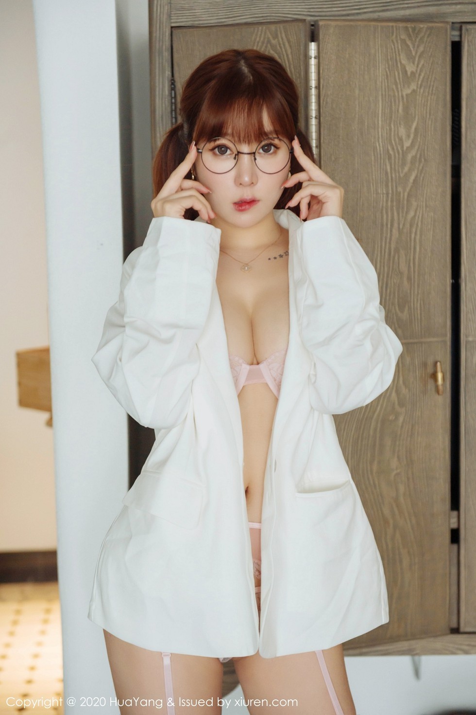 [HuaYang花漾]Vol.277_女神王雨纯大理旅拍私房粉色内衣配吊带白丝袜完美诱惑写真51P