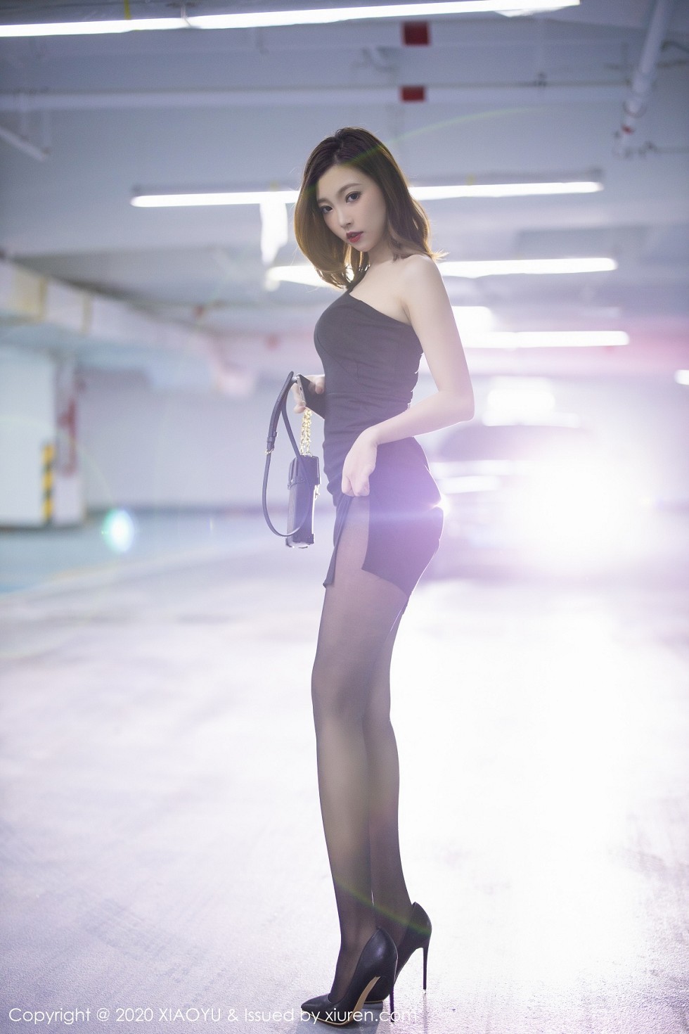 [XiaoYu画语界]Vol.356_女神冯木木LRIS绚丽光影时尚车拍主题无内黑丝裤袜诱惑写真110P