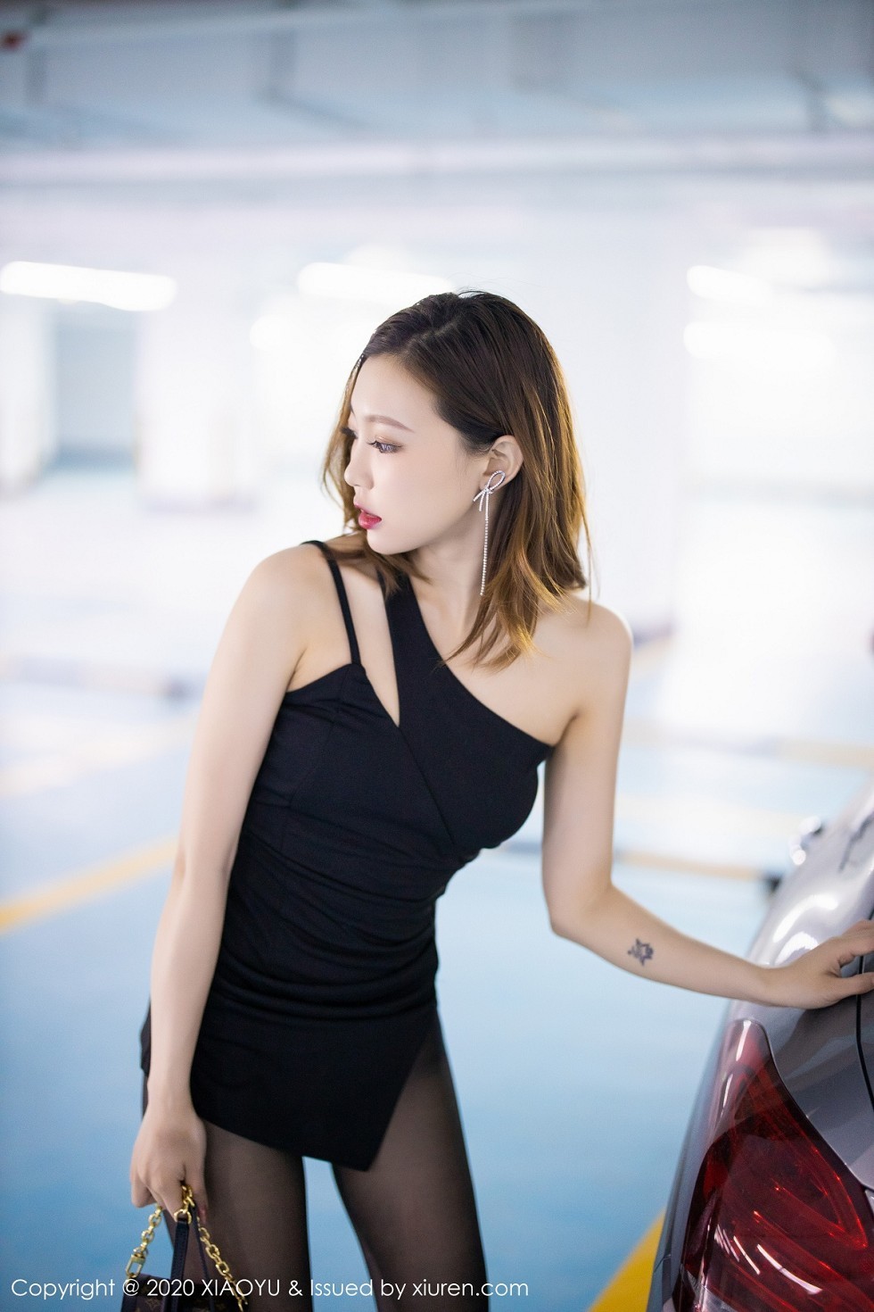 [XiaoYu画语界]Vol.356_女神冯木木LRIS绚丽光影时尚车拍主题无内黑丝裤袜诱惑写真110P