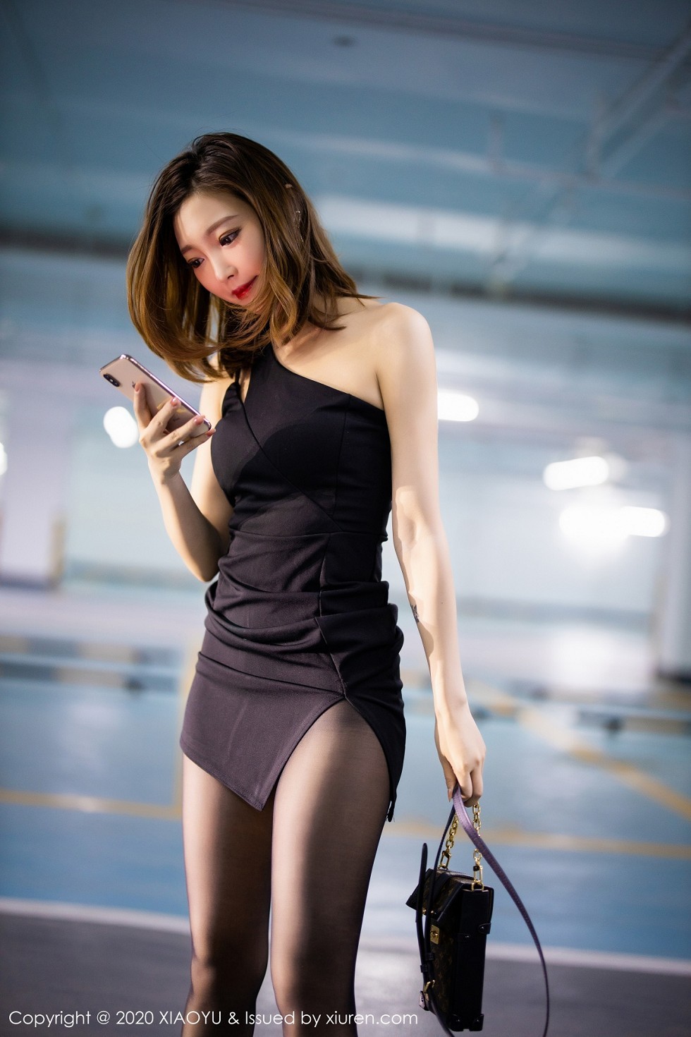 [XiaoYu画语界]Vol.356_女神冯木木LRIS绚丽光影时尚车拍主题无内黑丝裤袜诱惑写真110P