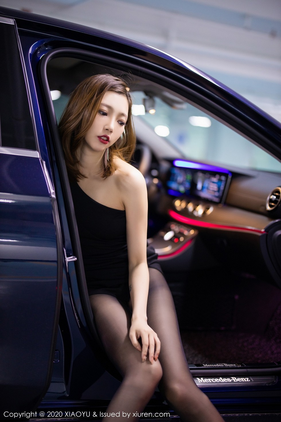[XiaoYu画语界]Vol.356_女神冯木木LRIS绚丽光影时尚车拍主题无内黑丝裤袜诱惑写真110P