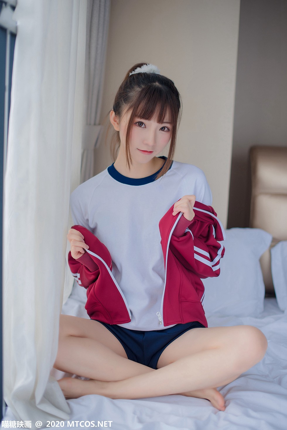 [喵糖映画]Vol.222_清纯学妹私房床上清凉体操服秀白嫩美腿靓丽迷人写真47P
