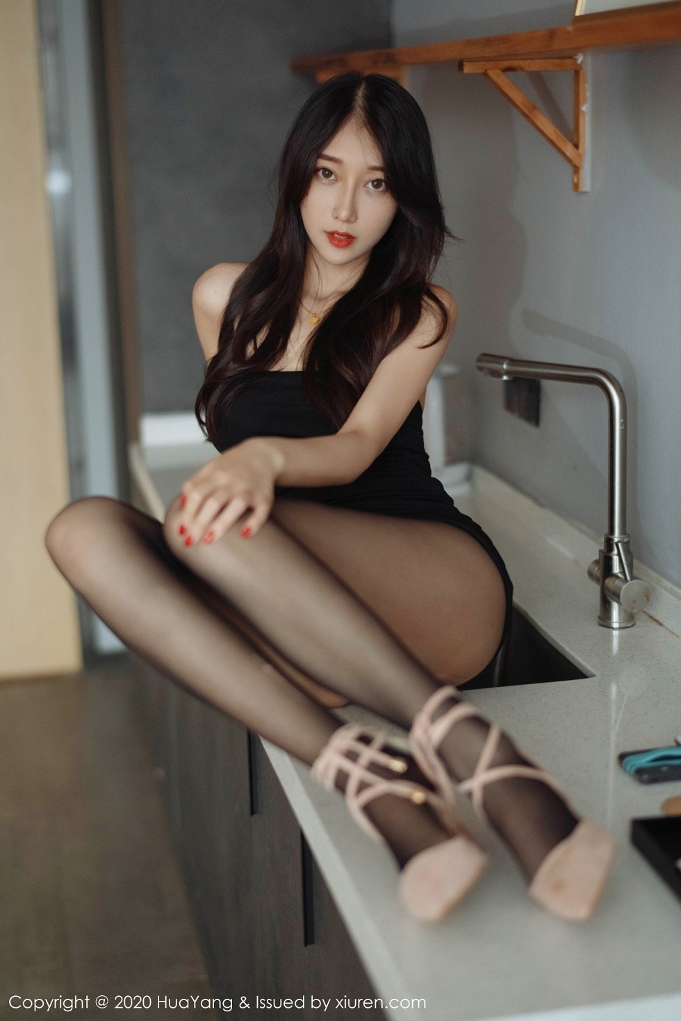 [HuaYang花漾]Vol.279_模特玥儿玥er私房黑色吊裙配黑丝裤袜露豹纹内裤诱惑写真71P