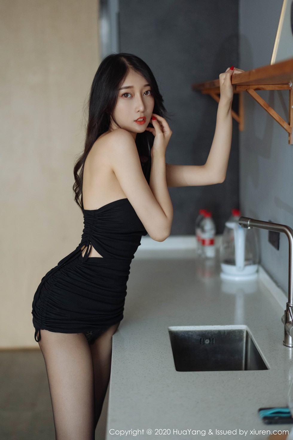 [HuaYang花漾]Vol.279_模特玥儿玥er私房黑色吊裙配黑丝裤袜露豹纹内裤诱惑写真71P