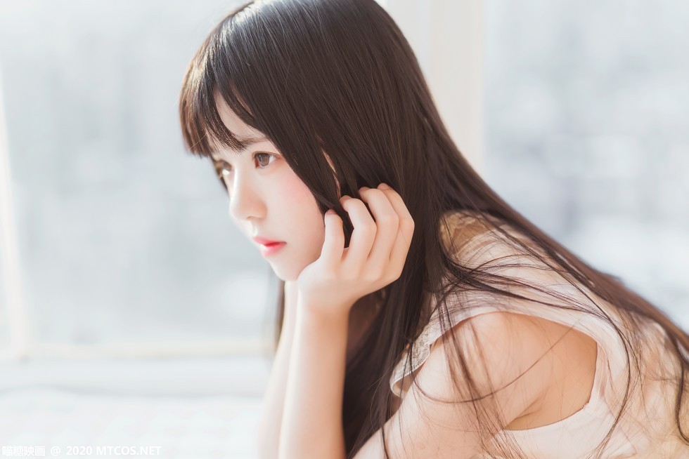 [喵糖映画]Vol.226_窗边女孩居家私房性感肉色长裙秀白嫩肌肤修长美腿迷人写真30P