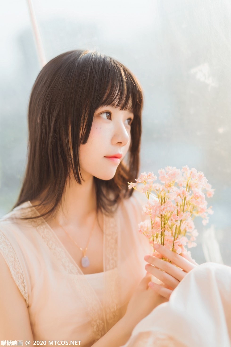 [喵糖映画]Vol.226_窗边女孩居家私房性感肉色长裙秀白嫩肌肤修长美腿迷人写真30P