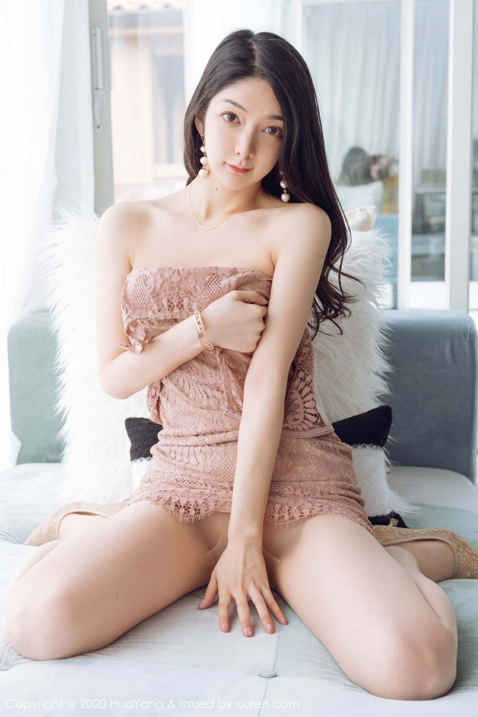 [HuaYang花漾]Vol.280_女神Angela小热巴云南旅拍粉色典雅礼裙配无内肉丝裤袜诱惑写真53P