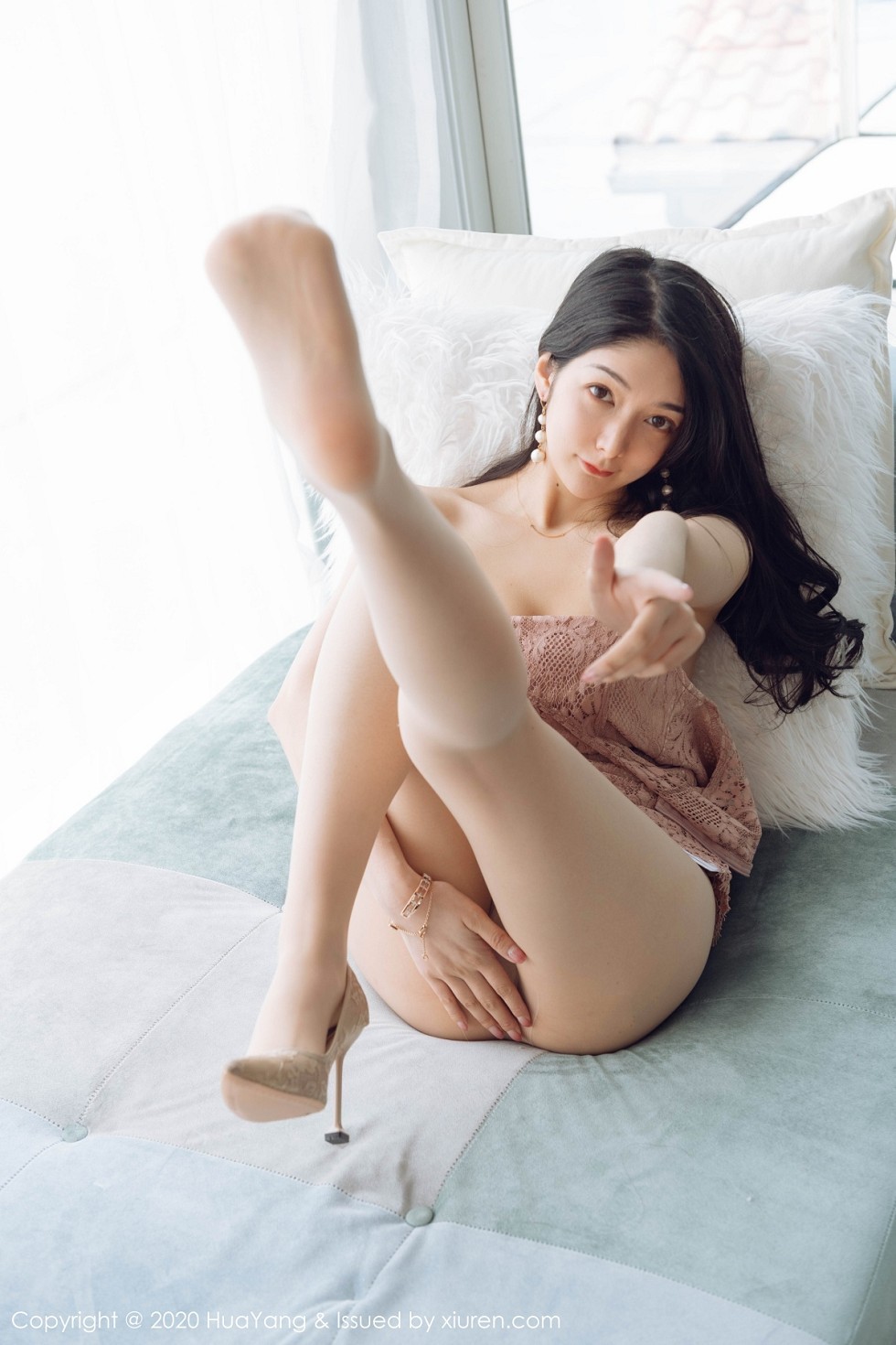[HuaYang花漾]Vol.280_女神Angela小热巴云南旅拍粉色典雅礼裙配无内肉丝裤袜诱惑写真53P