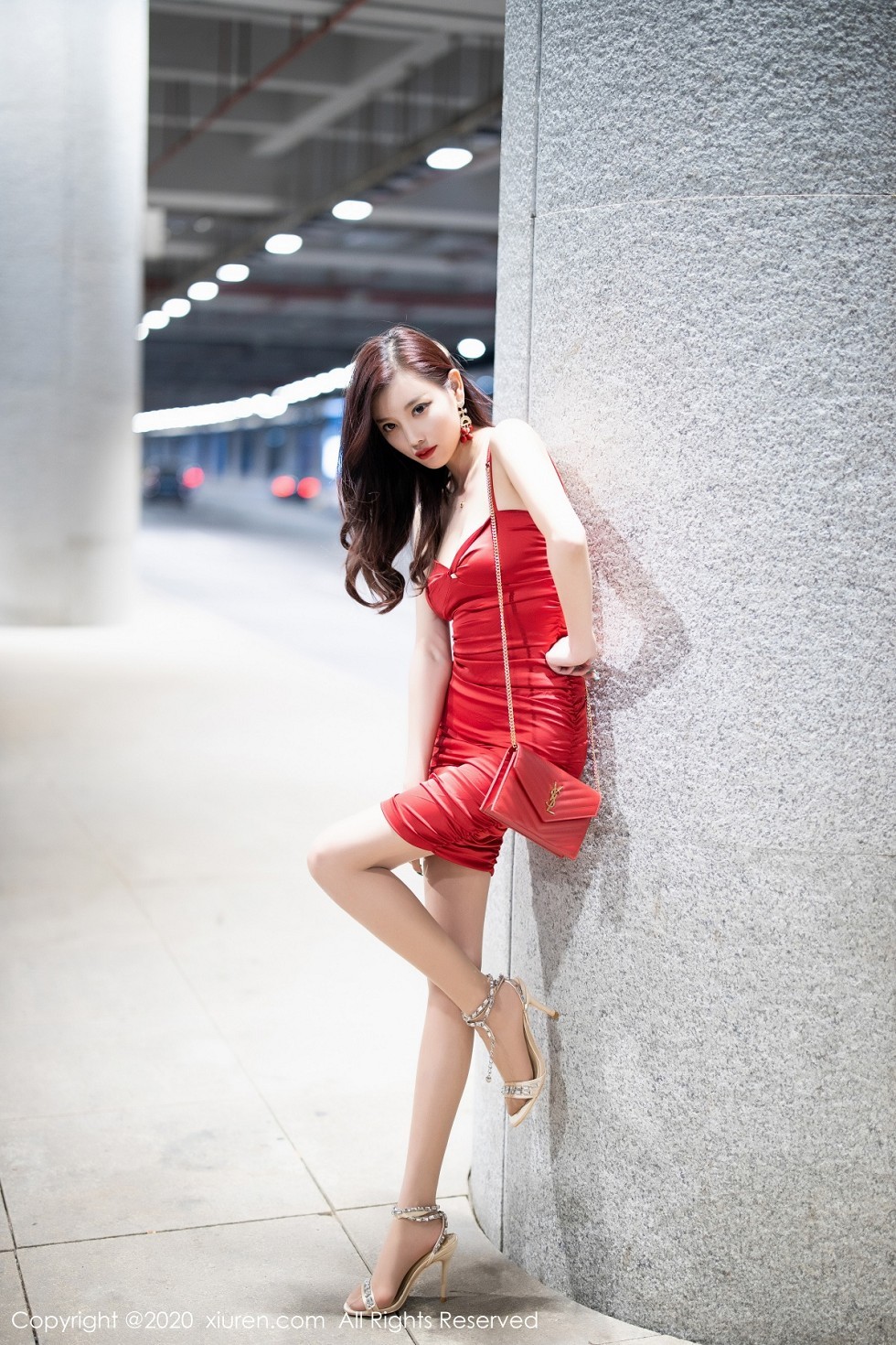 XiuRen第2514期_女神杨晨晨sugar私房猩红吊裙配肉丝裤袜秀完美身材撩人诱惑写真120P