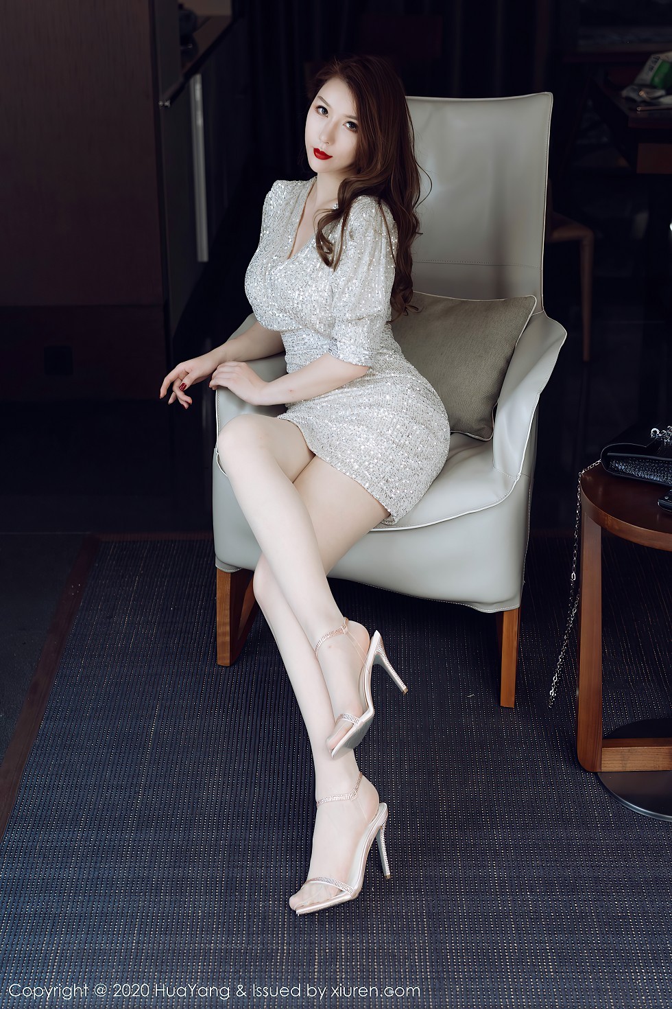 [HuaYang花漾]Vol.283_女神Egg-尤妮丝三亚旅拍华丽典雅礼裙半脱秀丰满身材诱惑写真53P